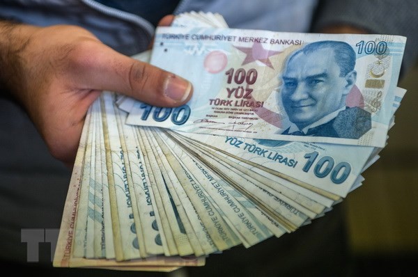 Đồng lira tại một cửa hàng đổi tiền ở Istanbul. (Nguồn: AFP/TTXVN)