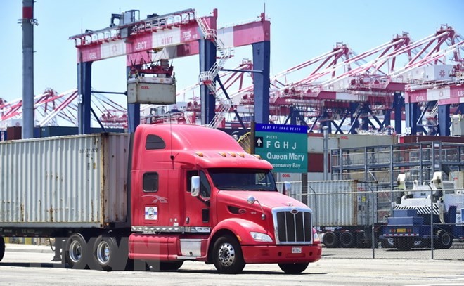 Vận chuyển hàng hóa tại cảng ở Long Beach, California, Mỹ ngày 12/7. (Nguồn: AFP/TTXVN)