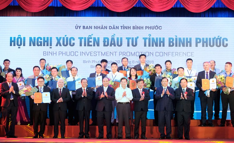 Thủ tướng chứng kiến Lễ trao Giấy chứng nhận đăng ký đầu tư của tỉnh Bình Phước. Ảnh: Hiếu Nguyễn