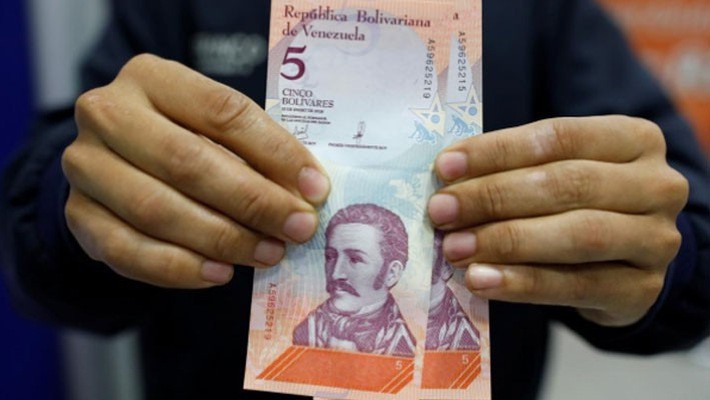 Đồng 5 Bolivar mới được rút ra từ một cây ATM ở Caracas, Venezuela, ngày 20/8 - Ảnh: Reuters.