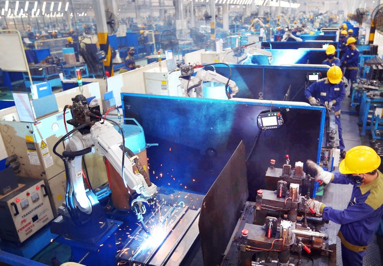 Việc ứng dụng công nghệ robot - cơ điện tử trong quá trình sản xuất ở Việt Nam chưa nhiều. Ảnh: LTT