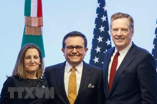 Bộ trưởng Kinh tế Mexico Ildefonso Guajardo (giữa), Đại diện thương mại Mỹ Robert Lighthizer (trái) và Ngoại trưởng Canada Chrystia Freeland tại cuộc họp báo sau vòng 7 tái đàm phán NAFTA ở Mexico City ngày 5/3. (Nguồn: THX/TTXVN)