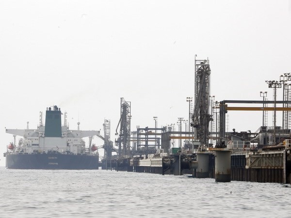 Tàu của Iran cập cảng để khai thác dầu từ cơ sở lọc dầu trên đảo Khark ở ngoài khơi vùng Vịnh Persian. (Nguồn: AFP/TTXVN)