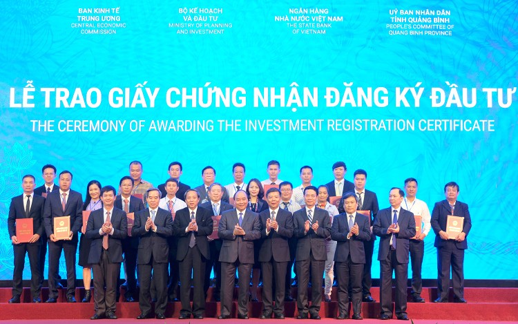 Thủ tướng Nguyễn Xuân Phúc chứng kiến Lễ trao giấy chứng nhận đăng ký đầu tư và biên bản thỏa thuận hợp tác đầu tư cho 66 dự án tại tỉnh Quảng Bình. Ảnh: Hiếu Nguyễn