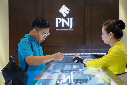 Khách giao dịch vàng tại Công ty PNJ. Ảnh:Thành Nguyễn.