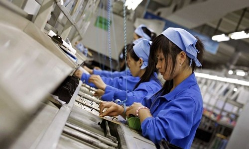 Công nhân lắp ráp trong một nhà máy sản xuất hàng điện tử tại Trung Quốc. Ảnh:Reuters