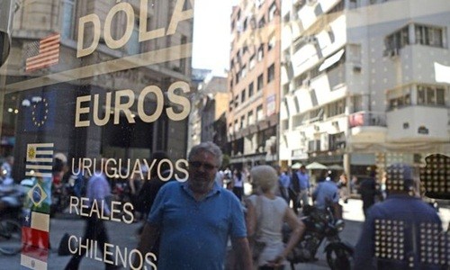 Bên ngoài một bảng tỷ giá trên đường phố Argentina. Ảnh:AFP