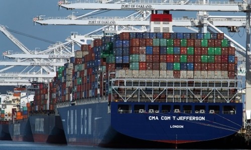 Tàu container đang dỡ hàng tại một cảng biển tại Oakland (Mỹ). Ảnh:AP