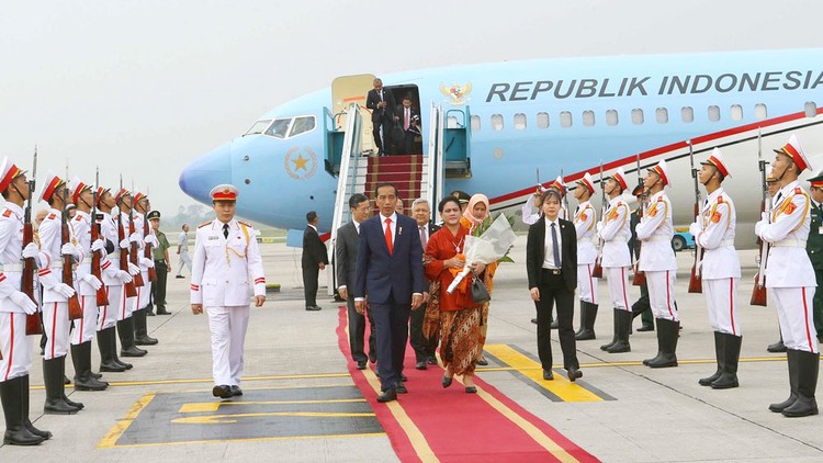 Lễ đón Tổng thống Indonesia Joko Widodo và Phu nhân tại Sân bay quốc tế Nội Bài. Ảnh: Doãn Tấn