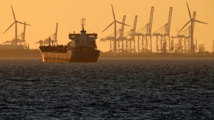 Một con tàu chở dầu neo đậu gần cảng Marseille, hôm 5/10/2017 - Ảnh: Reuters.