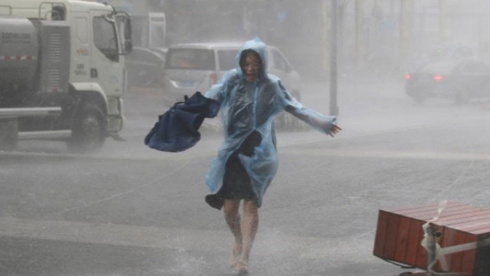 Mưa xối xả ở Thẩm Quyến, Trung Quốc khi bão Mangkhut đổ bộ ngày 16/9 - Ảnh: Reuters.