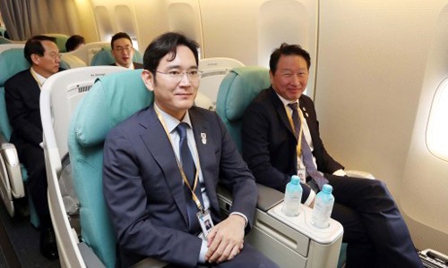Phó chủ tịch Samsung Lee Jaeyong (bên trái) ngồi cùngChủ tịch SK Chey Tae-wonở hàng ghế trên trong chuyến bay tới Triều Tiên. Ngồi sau họ từ trái qua là Chủ tịch LGKoo Kwang-mo và Phó chủ tịch Hyundai Kim Yong-hwan. Ảnh:Joint Press.