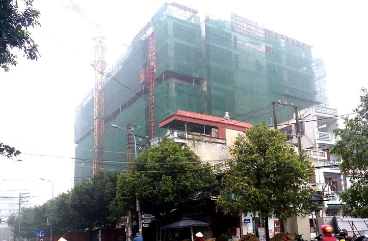 Việc thi công Dự án Great Dragon Hotel gây lún nứt cho các công trình xung quanh. Ảnh: Hoàng Linh