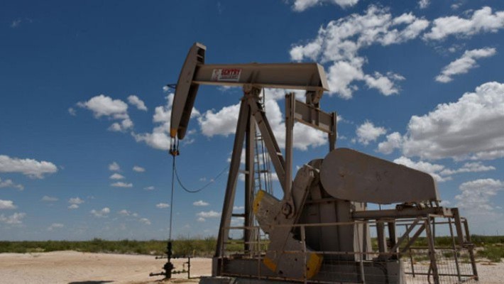 Mấy tuần gần đây, giá dầu Brent và giá dầu WTI giằng co dưới mốc tương ứng 80 USD/thùng và 70 USD/thùng do tác động của những tín hiệu trái chiều về nguồn cung và nhu cầu - Ảnh: Reuters.