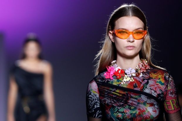 Michael Kors mua lại Versace để vươn lên phân phúc hàng hiệu xa xỉ toàn cầu. (Nguồn: WSJ)