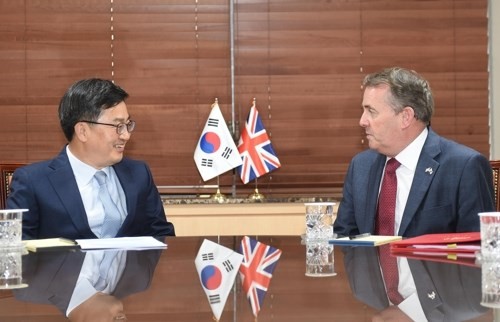 Bộ trưởng Tài chính Hàn Quốc Kim Dong-yeon và Bộ trưởng Thương mại Anh Liam Fox. (Nguồn: Yonhap)