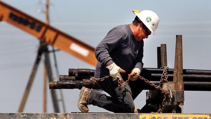 Người công nhân làm việc trên một mỏ dầu ở bang Texas, Mỹ.