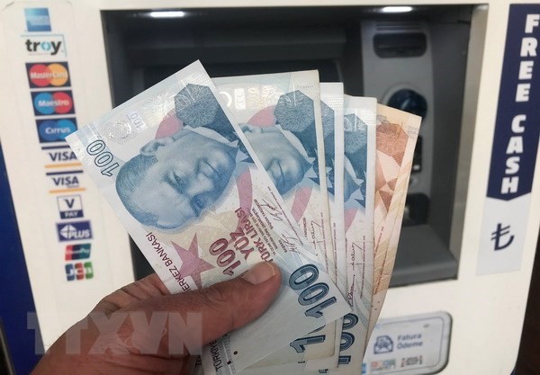 Kiểm tiền lira tại Istanbul, Thổ Nhĩ Kỳ. (Nguồn: THX/TTXVN)