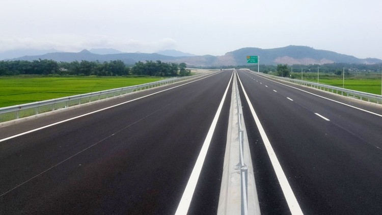 Toàn tuyến cao tốc Đà Nẵng - Quảng Ngãi được đưa vào khai thác mang lại nguồn thu đáng kể cho Công ty CP Dịch vụ đường cao tốc Việt Nam. Ảnh: Hiếu Nguyên