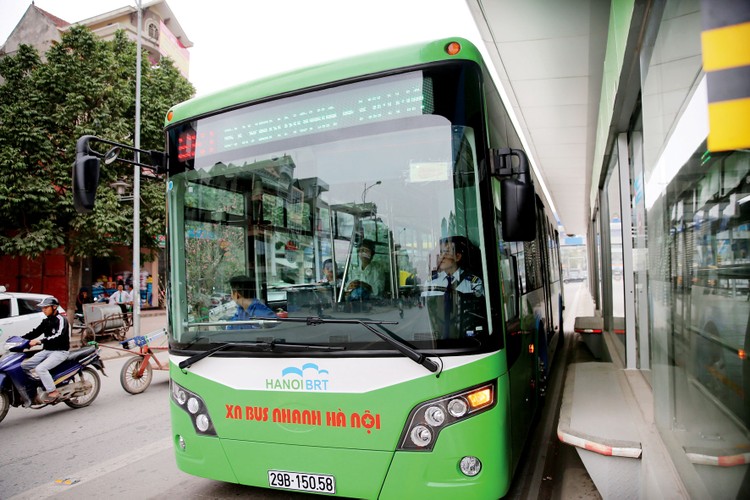 Gói thầu Đoàn xe BRT - giai đoạn 1 cung cấp 35 xe BRT có giá trị 176,29 tỷ đồng. Ảnh: Lê Tiên