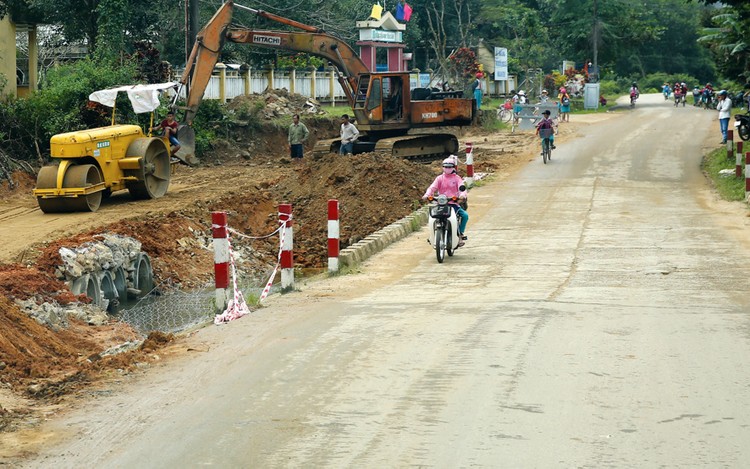 Công ty TNHH Xây dựng VN Nhật Minh cùng lúc thi công 3 gói thầu cải tạo, nâng cấp đường tại Hưng Yên. Ảnh: Nhã Chi