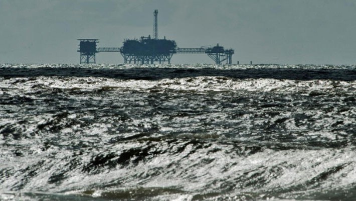 Một giàn khoan dầu trên Vịnh Mexico, tháng 10/2013 - Ảnh: Reuters.