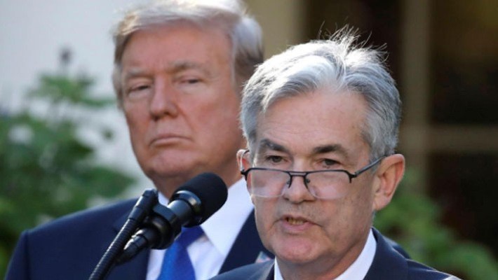 Tổng thống Mỹ Donald Trump (trái) đứng nghe ông Jerome Powell (phải) phát biểu tại Nhà Trắng vào tháng 11/2017, khi ông Powell còn là ứng cử viên cho cương vị Chủ tịch FED - Ảnh: Reuters.