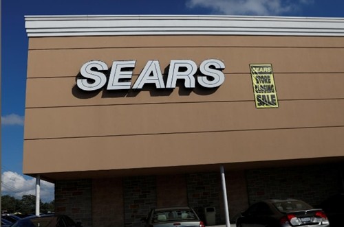 Thông báo ngừng bán hàng tại một cửa hàng của Sears ở New York. Ảnh:Reuters