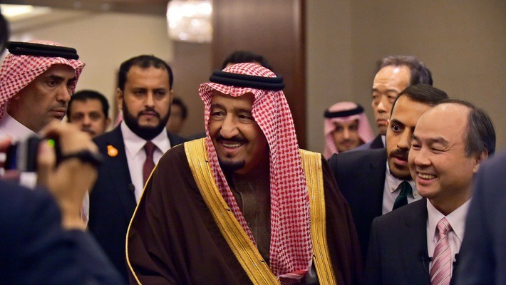 Quốc vương Salman bin Abdulaziz Al Saud (trái) của Saudi Arabia và tỷ phú Masayoshi Son - Ảnh: Nikkei.