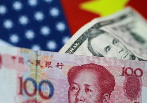 Đồng Nhân dân tệ của Trung Quốc và đôla Mỹ. Ảnh:Reuters