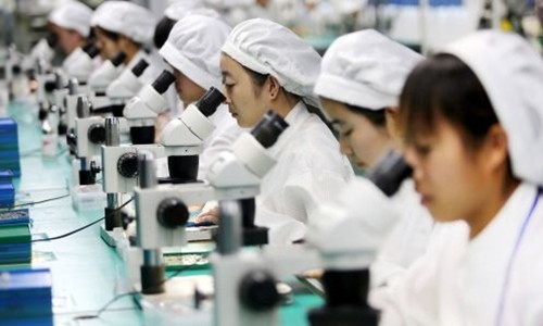 Công nhân Trung Quốc trong một nhà máy sản xuất điện thoại tại An Huy. Ảnh:AFP