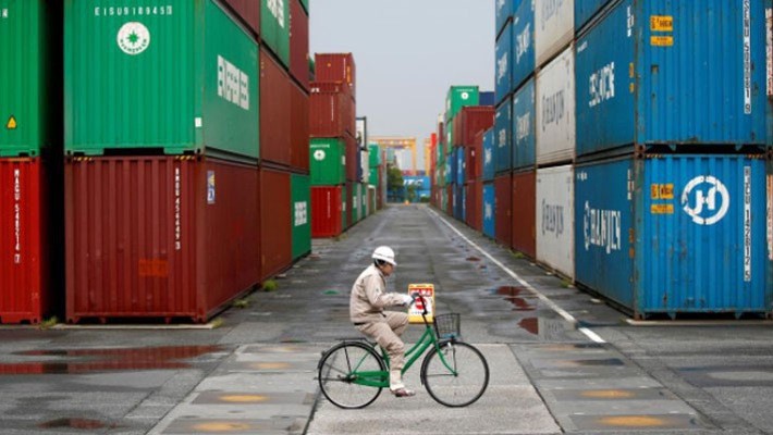 Những container hàng hóa tại một bến cảng ở Tokyo, Nhật Bản - Ảnh: Reuters.
