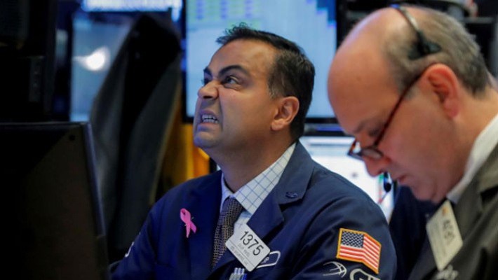 Các nhà giao dịch cổ phiếu trên sàn NYSE ở New York, Mỹ, phiên ngày 22/10 - Ảnh: Reuters.