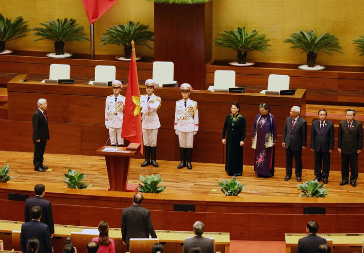 Chủ tịch nước Nguyễn Phú Trọng thực hiện nghi thức tuyên thệ nhậm chức. Ảnh: Lê Tiên