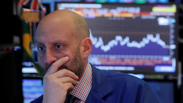 Một nhà giao dịch cổ phiếu trên sàn NYSE ở New York, Mỹ, ngày 23/10 - Ảnh: Reuters.