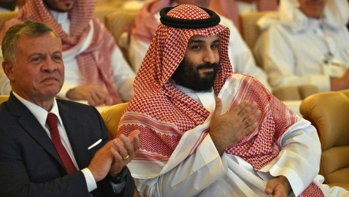 Thái tử Mohammed bin Salman của Saudi Arabia (phải) và vua Abdullah II của Jordan tại lễ khai mạc hội nghị Sáng kiến đầu tư tương lai (FII) ở Riyadh ngày 23/10 - Ảnh: Yahoo News.