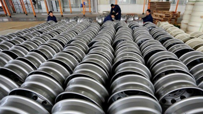Trong một nhà máy sản xuất bánh xe thép ở Trung Quốc.