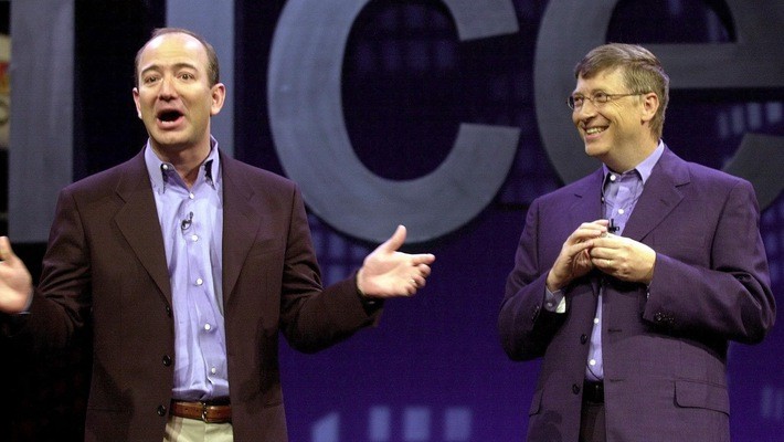 Nhà sáng lập Amazon Jeff Bezos và nhà sáng lập Microsoft Bill Gates - Ảnh: CNBC.