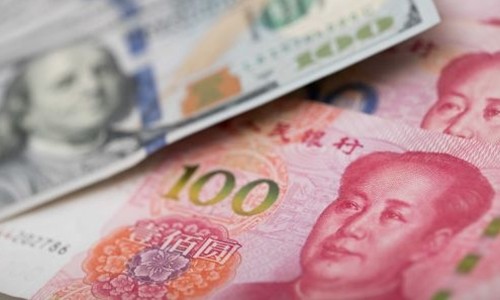 Đồng 100 USD của Mỹ và 100 NDT của Trung Quốc. Ảnh:AFP