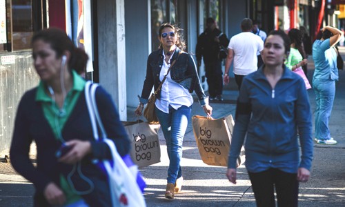 Người dân Mỹ đi dạo và mua sắm trên đường phố. Ảnh:Bloomberg