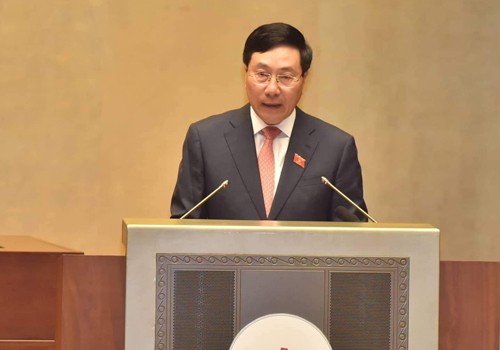 Phó Thủ tướng Chính phủ, Bộ trưởng Bộ Ngoại giao Phạm Bình Minh trình bày Báo cáo thuyết minh Hiệp định CPTPP tại Quốc hội. Ảnh: VGP/Nhật Bắc