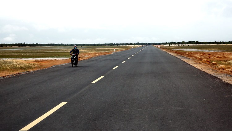 Cao tốc Mỹ Thuận - Cần Thơ dài 23,6 km; giai đoạn 1 đầu tư mặt cắt ngang 4 làn xe, bề rộng mặt đường 17 m với tổng mức đầu tư là 5.408 tỷ đồng. Ảnh: Phan Hiển