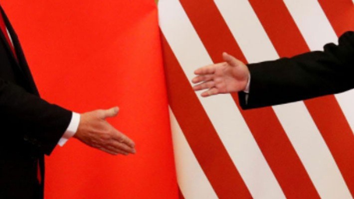 Tổng thống Mỹ Donald Trump và Chủ tịch Trung Quốc Tập Cận Bình đưa tay để bắt tay nhau tại Đại lễ đường Nhân dân ở Bắc Kinh trong chuyến thăm Trung Quốc vào tháng 11/2017 của ông Trump - Ảnh: Reuters.