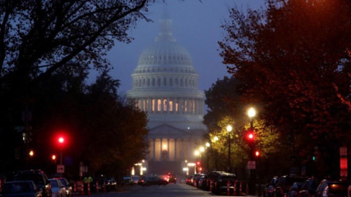 Tòa nhà Quốc hội Mỹ trên Đồi Capitol ở Washington DC sáng sớm ngày 6/11 - Ảnh: Reuters.