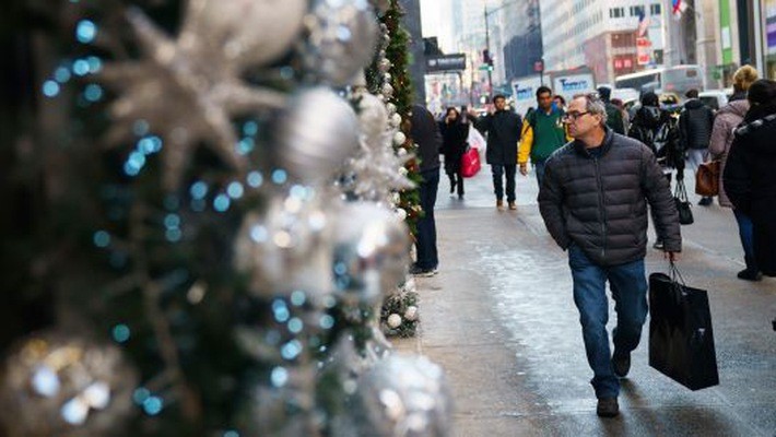 Tỷ lệ lạm phát thấp và thu nhập tăng sẽ giúp người Mỹ chi tiêu thoải mái hơn trong mùa Giáng sinh năm nay - Ảnh: Getty/CNBC.