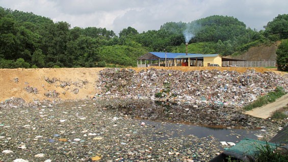 Bãi rác thải huyện Đại Từ. Ảnh: MT st