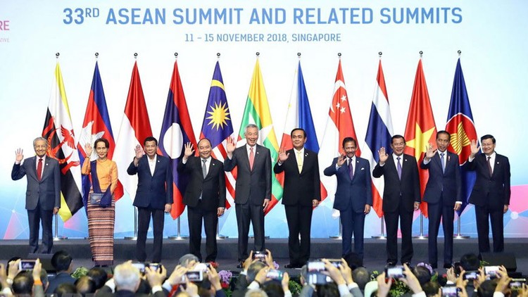Thủ tướng Nguyễn Xuân Phúc và các trưởng đoàn chụp ảnh chung tại Lễ khai mạc Hội nghị Cấp cao ASEAN 33. Ảnh: Thống Nhất