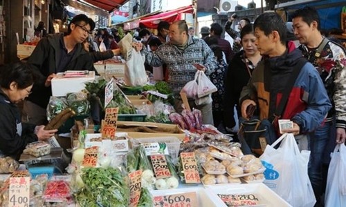 Người dân mua sắm tại một khu chợ ở Nhật Bản. Ảnh:AFP