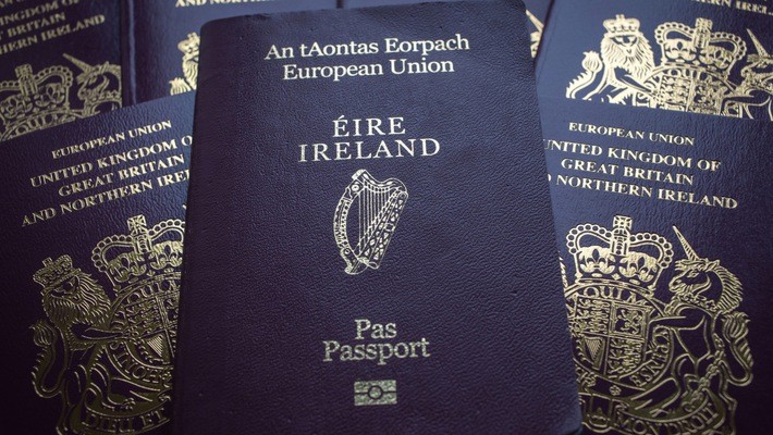 Một thỏa thuận hòa bình ký kết vào năm 1998 quy định 1,8 triệu người dân của Bắc Ireland có thể sở hữu hộ chiếu Ireland, hộ chiếu Anh hoặc cả hai - Ảnh: Bloomberg.