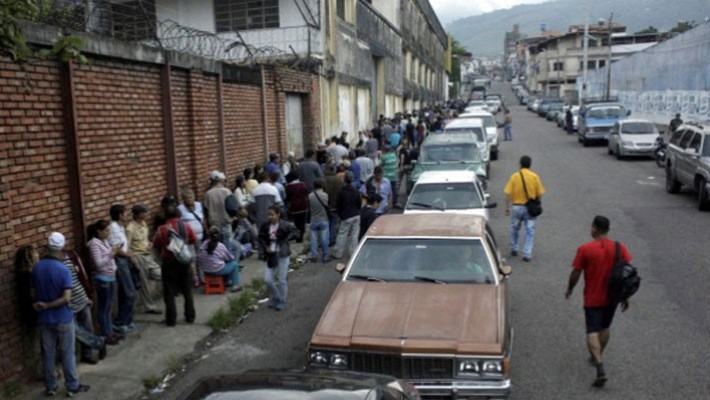 Người dân xếp hàng chờ mua xăng tại một trạm xăng ở San Cristobal, Venezuela, hôm 10/11 - Ảnh: Reuters.